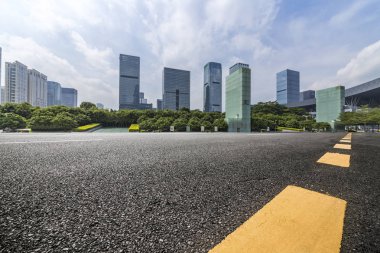 Modern iş ofis binası ile boş yol