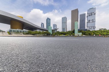Modern iş ofis binası ile boş yol