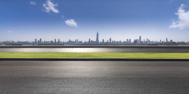 Panoramik ufuk çizgisi ve boş yolu olan binalar