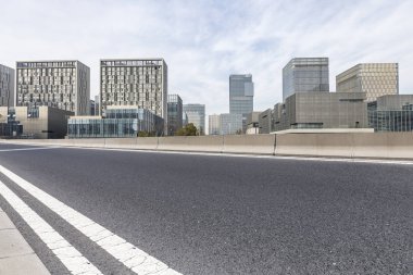 Modern iş ofis binası ile boş yol