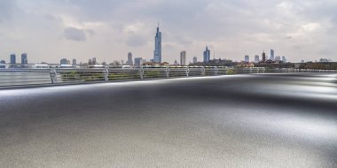 Panoramik ufuk çizgisi ve boş yolu olan binalar
