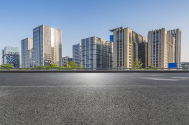 Modern iş ofis binası ile boş yol