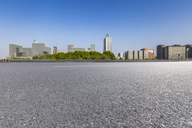 Modern iş ofis binası ile boş yol