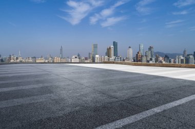 Modern iş ofis binası ile boş yol