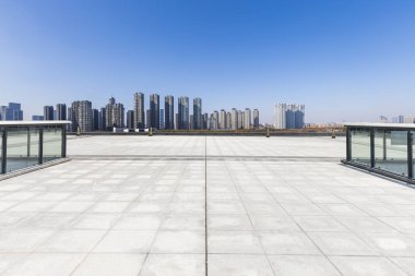 Panoramik manzarası ve Binalar boş beton kare zemin ile