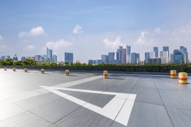 Panoramik ufuk çizgisi ve boş yolu olan binalar