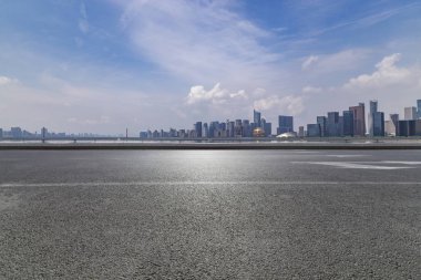 Panoramik ufuk çizgisi ve boş yolu olan binalar