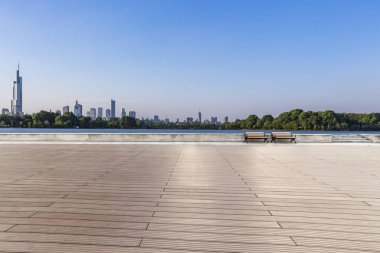 Panoramik manzarası ve Binalar boş beton kare zemin ile