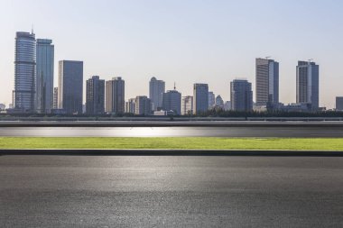 Panoramik ufuk çizgisi ve boş yolu olan binalar