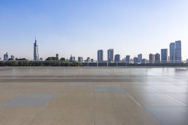 Panoramik manzarası ve Binalar boş beton kare zemin ile