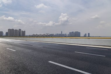 Panoramik ufuk çizgisi ve boş yolu olan binalar