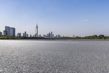 Panoramik ufuk çizgisi ve boş yolu olan binalar