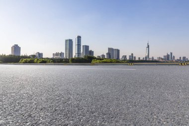 Panoramik ufuk çizgisi ve boş yolu olan binalar