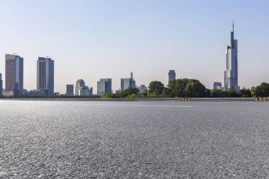 Panoramik ufuk çizgisi ve boş yolu olan binalar