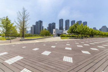 Panoramik manzarası ve Binalar boş beton kare zemin ile