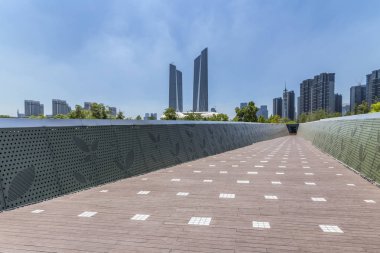 Panoramik manzarası ve Binalar boş beton kare zemin ile