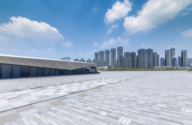 Panoramik manzarası ve Binalar boş beton kare zemin ile