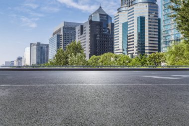 Modern iş ofis binası, boş yere ile boş yol