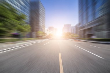 Modern iş ofis binası, boş yere ile boş yol