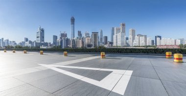 Panoramik manzarası ve Binalar boş beton kare zemin ile