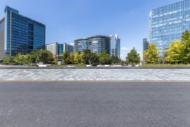 Modern iş ofis binası, boş yere ile boş yol