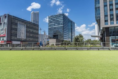 Modern iş ofis binası, boş yere ile boş yol