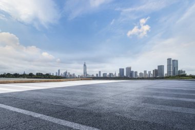 Panoramik manzarası ve boş roadchongqing citychina binalarla