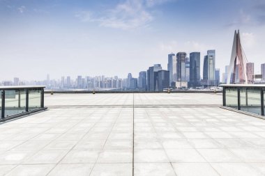 Panoramik manzarası ve Binalar boş beton kare zemin ile