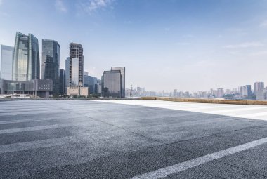 Panoramik manzarası ve boş roadchongqing citychina binalarla