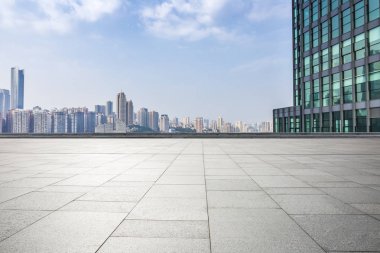 Panoramik manzarası ve Binalar boş beton kare zemin ile