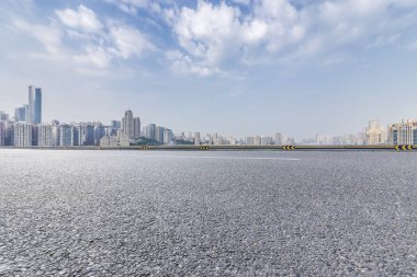 Panoramik manzarası ve boş roadchongqing citychina binalarla