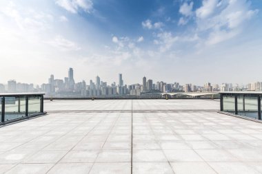 Panoramik manzarası ve Binalar boş beton kare zemin ile