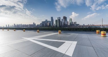 Panoramik manzarası ve Binalar boş beton kare zemin ile
