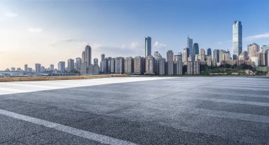 Panoramik manzarası ve boş roadchongqing citychina binalarla