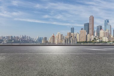 Panoramik manzarası ve boş roadchongqing citychina binalarla