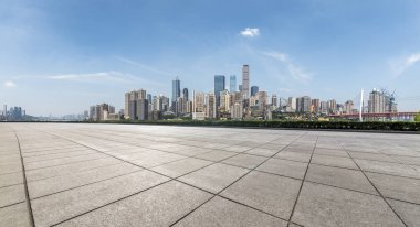 Panoramik manzarası ve binalar boş beton kare floorchongqing citychina ile
