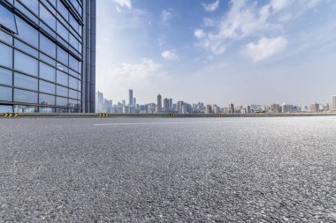 Panoramik manzarası ve boş roadchongqing citychina binalarla