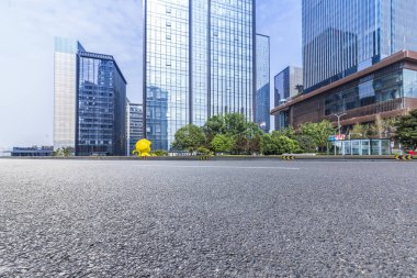 Modern iş ofis binası, boş yere ile boş yol