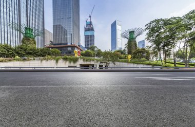 Modern iş ofis binası, boş yere ile boş yol