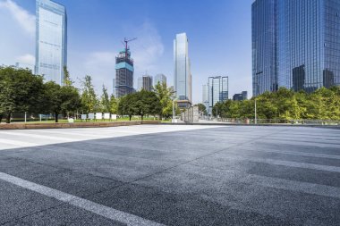 Modern iş ofis binası, boş yere ile boş yol