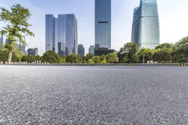 Modern iş ofis binası, boş yere ile boş yol