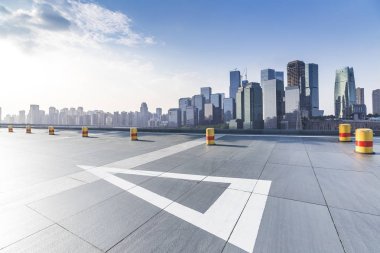 Panoramik manzarası ve binalar boş beton kare floorchongqing citychina ile