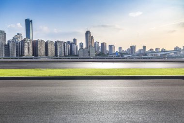 Panoramik manzarası ve boş roadchongqing citychina binalarla