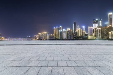 Panoramik manzarası ve binaları geceleri boş yol ile