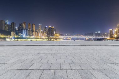 Panoramik manzarası ve binaları geceleri boş yol ile