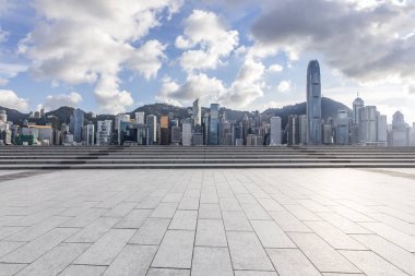 Panoramik manzarası ve binalar boş beton kare floorchongqing citychina ile