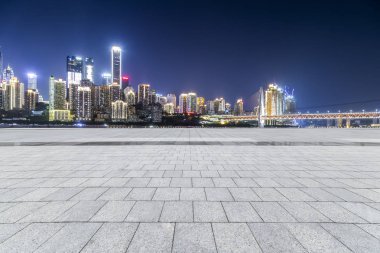 Panoramik manzarası ve binaları geceleri boş yol ile