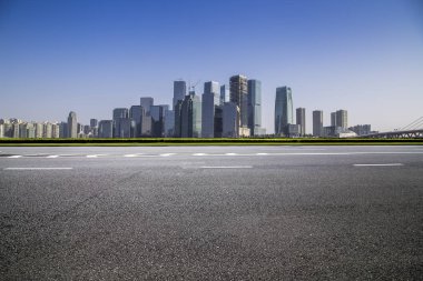 Panoramik ufuk çizgisi ve boş yolu olan binalar