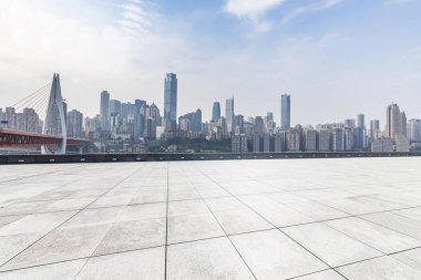 Panoramik ufuk çizgisi ve boş yolu olan binalar