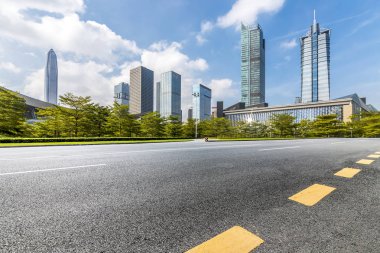 Panoramik ufuk çizgisi ve boş yolu olan binalar